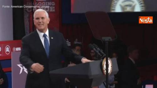 Standing ovation per Mike Pence al suo arrivo al Cpac 2019, sul palco si presenta con la moglie