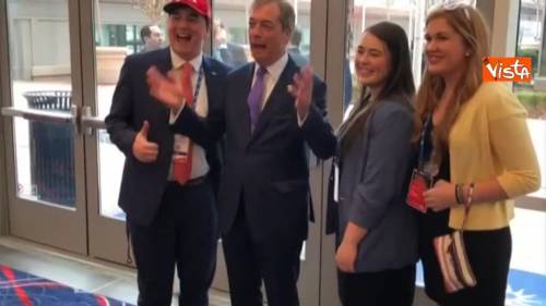Cpac 2019, Farage fa selfie con i sostenitori e scherza: “Sorridete forza, felicità”