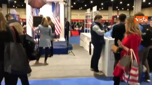 Cpac 2019, tutti in fila per una foto ricordo sulla riproduzione del podio di Trump
