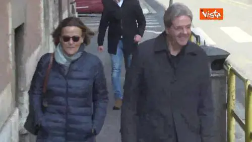 Gentiloni riceve delle ciambelle da Calenda prima del voto per le primarie del PD 