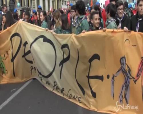 La Milano antirazzista scende in piazza, Salvini: "Io non cambio idea"