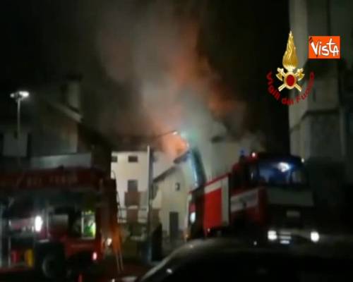 Tetto in fiamme a Valle di Cadore, stabile evacuato