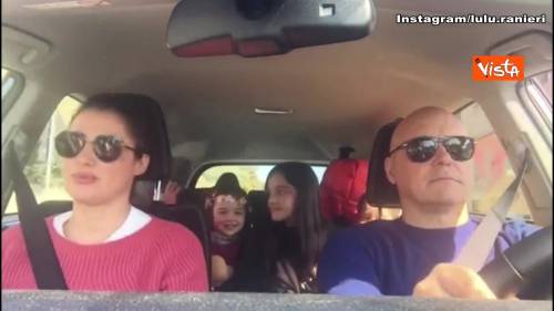 Luca Zingaretti e Luisa Ranieri, ascoltano 'Rolls Royce' di Achille Lauro in auto e si scatenano