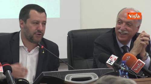 Salvini: “Non mi sono messo la giacca dei Vigili del Fuoco se no mi rompono”