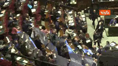 Legittima difesa, Forza Italia espone lo striscione: "Finalmente una cosa di centro-destra"