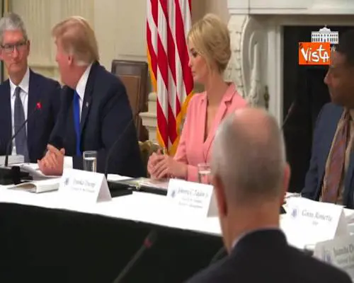 Lapsus di Trump, saluta Tim Cook ma si confonde: “Ringraziamo Tim Apple”