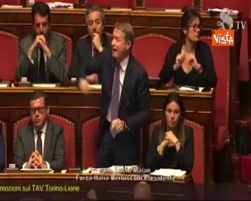 Tav, bagarre al Senato, senatori FI alzano cartelli “Non fermate l’Italia”, Casellati sospende aula