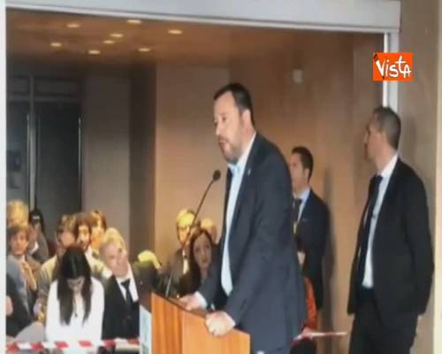 Salvini stizzito durante comizio a Potenza: “Un po’ di silenzio, ho dormito 2 ore”