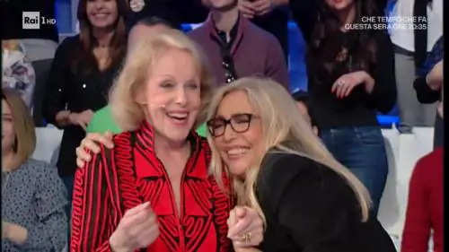 Mara Venier balla con le gemelle Kessler