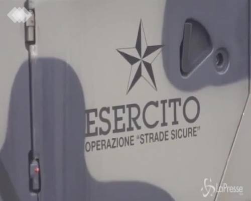 Roma, l'Esercito davanti al campo rom di via Salviati