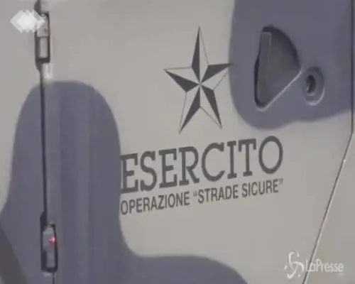 Roma, l'Esercito davanti al campo rom di via Salviati