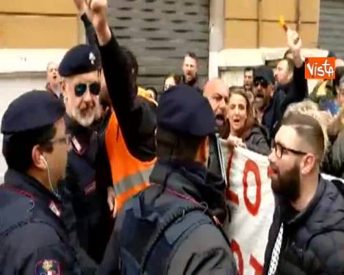 Tensioni a Napoli per protesta disoccupati all’ingresso della Regione Campania