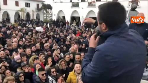 Salvini a un contestatore “Lascia nome e cognome, hai vinto 10 migranti da mantenere per un annetto”