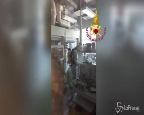 Bologna, versamento tossico in un laboratorio: l'intervento dei vigili del fuoco