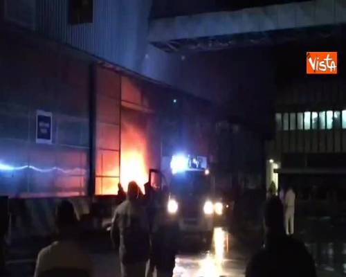 Violento incendio nell’impianto Fca di Pomigliano d’Arco, 600 operai salvi per un pelo
