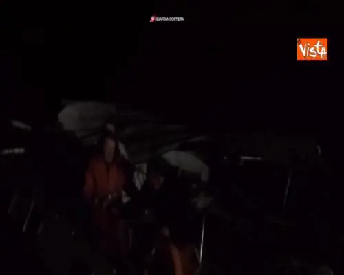 Catamarano francese alla deriva al largo di Pantelleria, le immagini del soccorso in mare