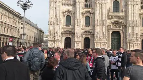 Milano, cori tedeschi in Piazza Duomo