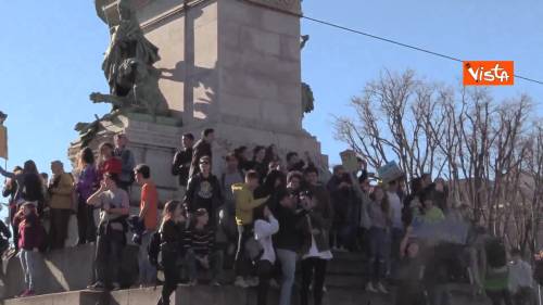 Sciopero clima, studenti salgono sul monumento di Cairoli con striscioni e cori