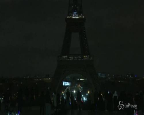 Nuova Zelanda, la Tour Eiffel si spegne