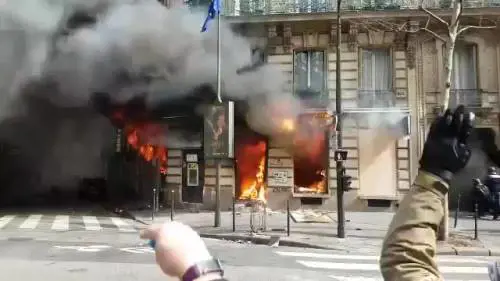 I gilet gialli danno alle fiamme una banca