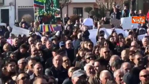 Salvini in comizio in Basilicata zittisce contestatori: “La mattina meno canne e più uovo sbattuto”
