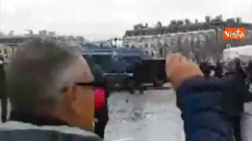 Gilet Gialli, la polizia usa gli idranti all’Arco di Trionfo per respingere i manifestanti