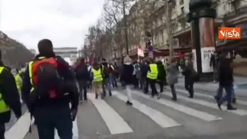 Scontri tra Gilet Gialli e forze dell’ordine a Parigi, usati lacrimogeni per disperdere la folla