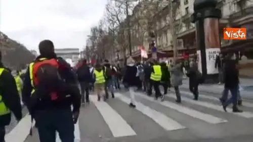 Scontri tra Gilet Gialli e forze dell’ordine a Parigi, usati lacrimogeni per disperdere la folla