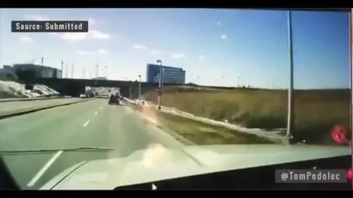Canada, aereo da turismo precipita in autostrada