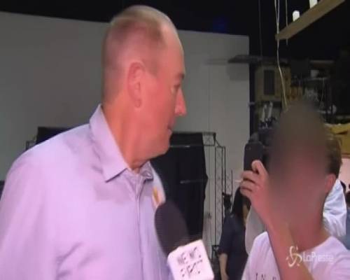 Australia, senatore islamofobo colpito in diretta con un uovo: la reazione violenta