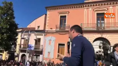 Elezioni Basilicata, Salvini: “Domenica avete due scelte” e la folla grida “Lega, Lega”