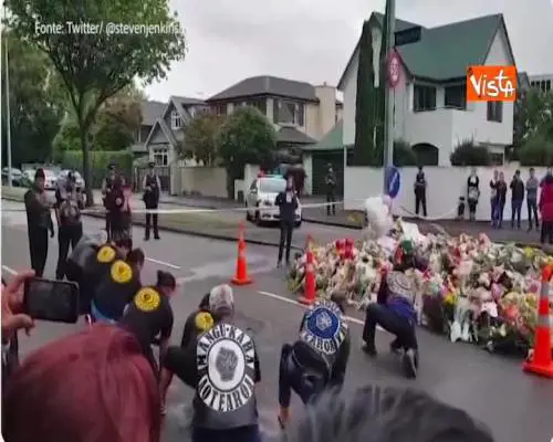 Attentato Nuova Zelanda, l’haka maori davanti alla moschea della strage a Christchurch