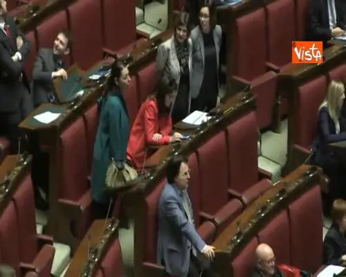 Migranti, Fratoianni (Leu) a Conte: “Aprite porti, da governo propaganda e codardia”. Bagarre in aula