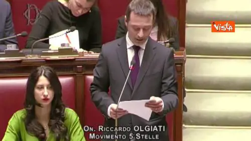 Scivolone del deputato 5 stelle alla Camera, “Westminster” diventa “Westmainster”