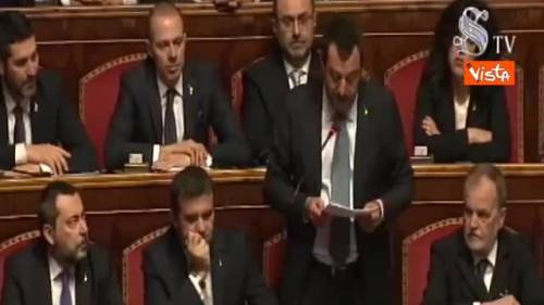 Diciotti, Salvini parla da spalti Lega: "Dedico la mia vita all'Italia". Applausi e abbracci