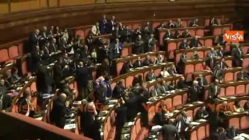 Diciotti, Salvini parla da spalti Lega: "Dedico la mia vita all'Italia". Applausi e abbracci