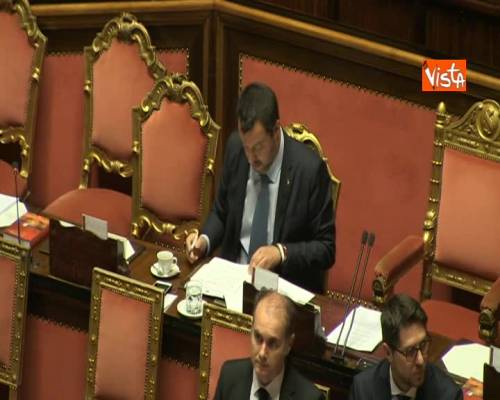 Caso Diciotti, Salvini in aula Senato beve un caffè