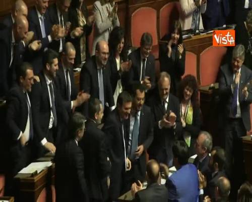 Diciotti, Salvini parla da spalti Lega: “Dedico la mia vita all’Italia”. Applausi e abbracci