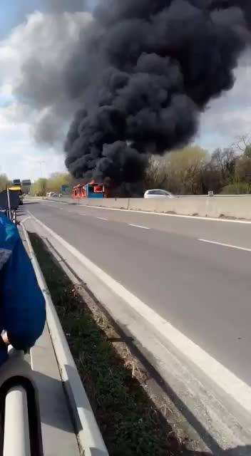 Milano, senegalese dà fuoco al bus