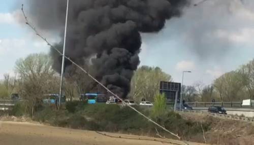 Senegalese dà fuoco al bus nel Milanese: il rogo in strada