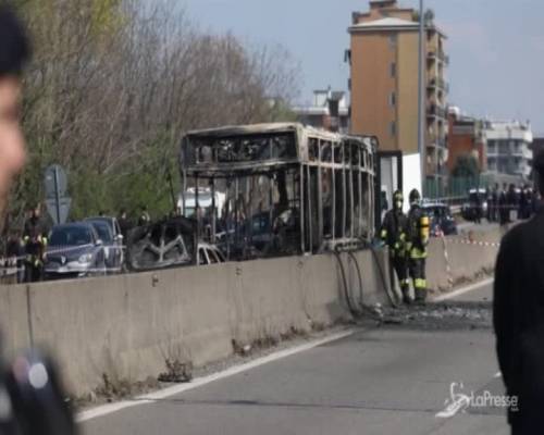 Milano, dirotta bus con studenti a bordo e gli dà fuoco