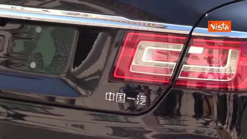 Xi Jinping a Roma, ecco la singolare auto del presidente, dai cerchioni a frecce a forma di bandiera