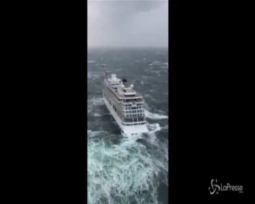 Nave in avaria in Norvegia, in corso evacuazione con elicotteri