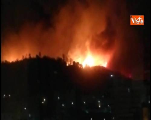 Incendio a Cogoleto in Liguria, le impressionanti immagini del fuoco nella notte