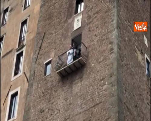 Papa Francesco si affaccia dal balcone dello studio della sindaca Raggi in Campidoglio