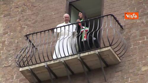 ‘Papa, papa’ le grida dei turisti sotto il Campidoglio per salutare il Santo Padre
