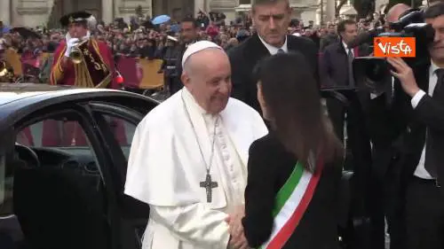 La stretta di mano tra la sindaca Raggi e Papa Francesco