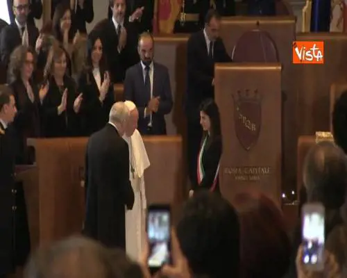 Lungo applauso per Papa Francesco al suo ingresso in Aula Giulio Cesare in Campidoglio