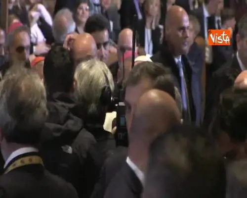 Papa Francesco in Campidoglio saluta i bimbi dei dipendenti e poi lascia l’Aula Giulio Cesare