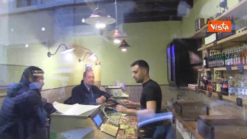 Zingaretti ordina un pezzo di pizza al termine della direzione PD al Nazareno